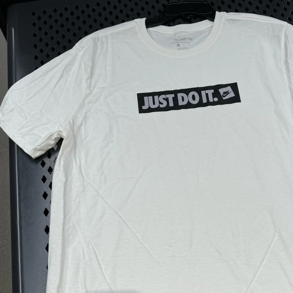 Men Nike Tshirt - Picture 2 of 3